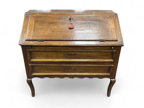 Lot 686 - A French walnut bureau, late 18th century