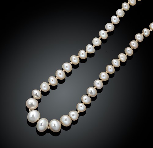 Lot 193 - A natural saltwater pearl necklace