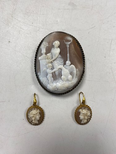 Lot 193 - A pair of shell cameo ear pendants, tested as...