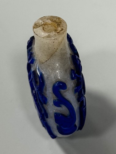 Lot 15 - A group of five Chinese glass and porcelain snuff bottles, 19th/20th century