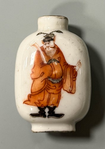 Lot 15 - A group of five Chinese glass and porcelain snuff bottles, 19th/20th century