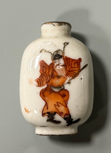 Lot 15 - A group of five Chinese glass and porcelain snuff bottles, 19th/20th century