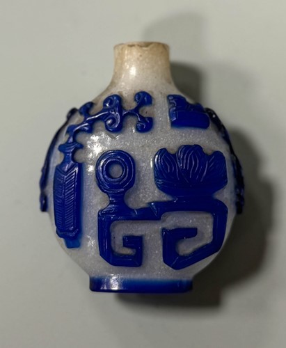 Lot 15 - A group of five Chinese glass and porcelain snuff bottles, 19th/20th century