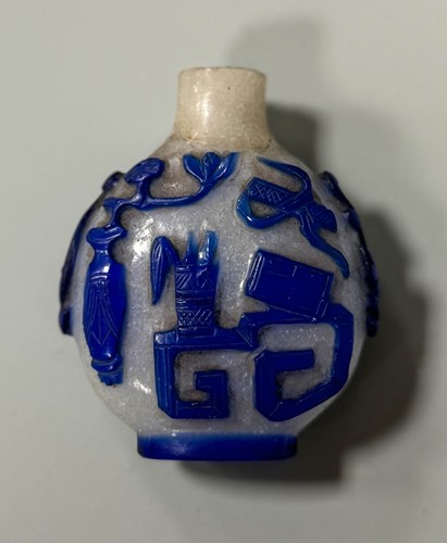 Lot 15 - A group of five Chinese glass and porcelain snuff bottles, 19th/20th century