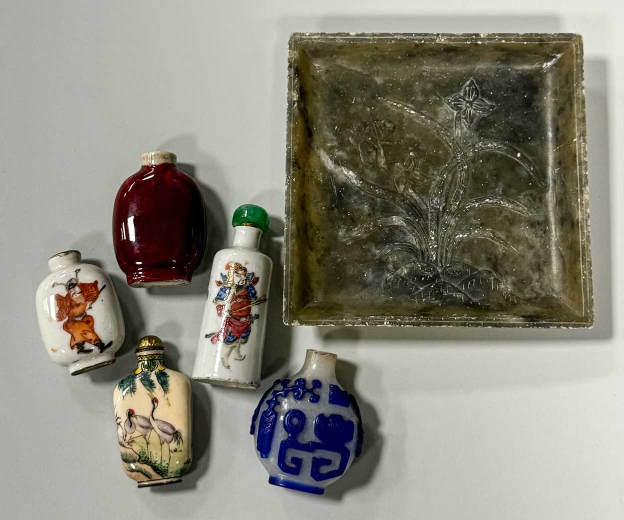 Lot 15 - A group of five Chinese glass and porcelain snuff bottles, 19th/20th century