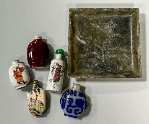 Lot 15 - A group of five Chinese glass and porcelain snuff bottles, 19th/20th century