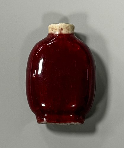 Lot 15 - A group of five Chinese glass and porcelain snuff bottles, 19th/20th century