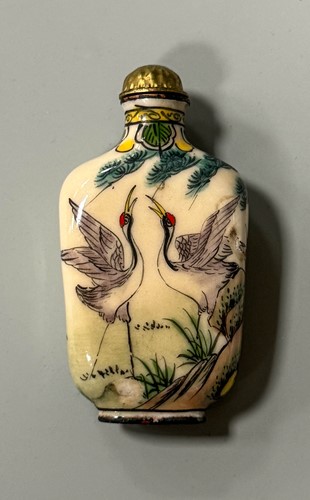 Lot 15 - A group of five Chinese glass and porcelain snuff bottles, 19th/20th century