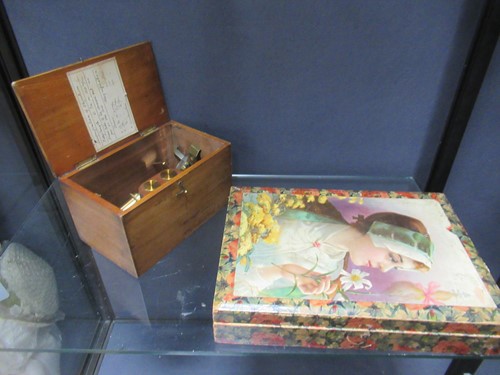 Lot 76 - Collector's items: Recumbent Lion jelly mould...