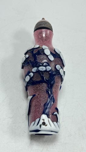 Lot 16 - A Chinese Peking overlay glass snuff bottle, circa 1900