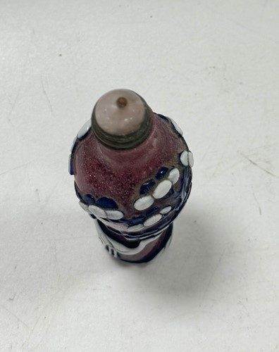 Lot 16 - A Chinese Peking overlay glass snuff bottle, circa 1900