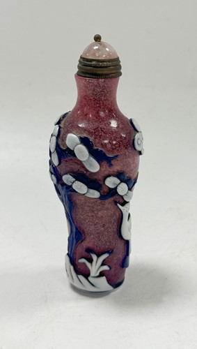 Lot 16 - A Chinese Peking overlay glass snuff bottle, circa 1900