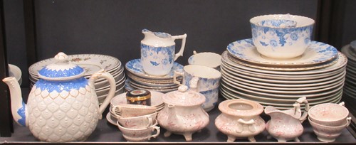 Lot 82 - A collection of mixed mostly English dinner...
