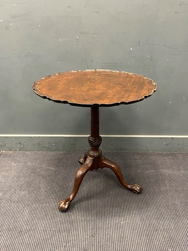 Lot 381 - A Chippendale style mahogany tripod table with...