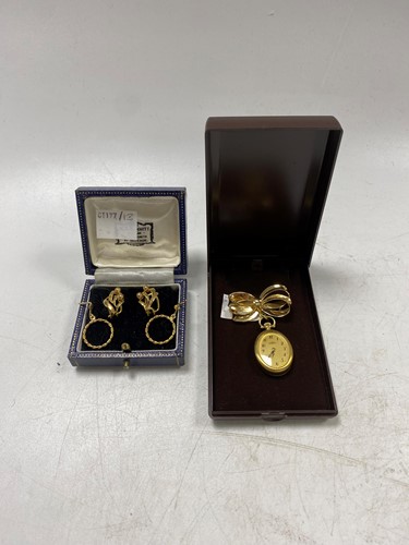 Lot 186 - Two pairs of hallmarked 9ct gold earrings,...