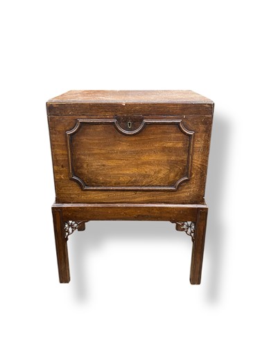 Lot 662 - A George III mahogany cellaret, on stand, with...