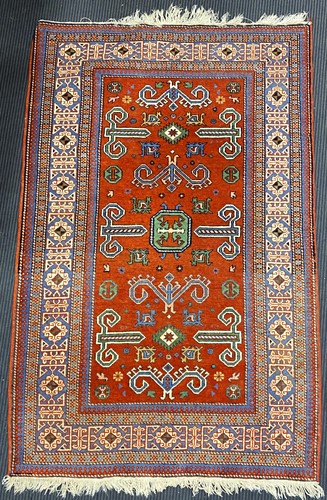 Lot 511 - A small round ground rug, the field with gulls,...
