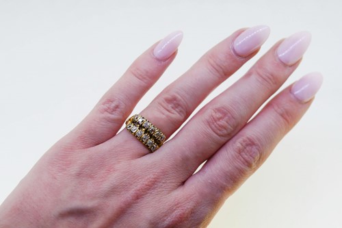 Lot 66 - A diamond set ring