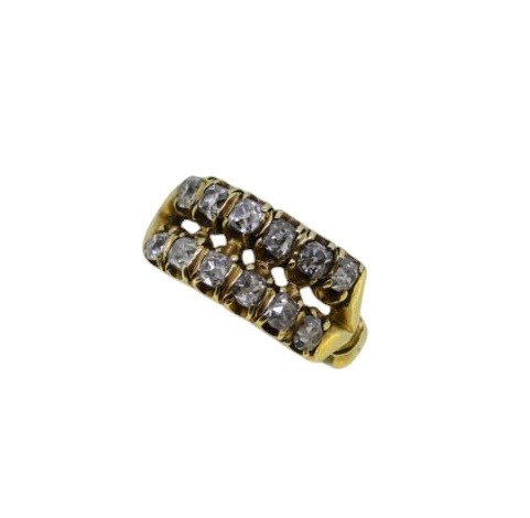 Lot 76 - A diamond set ring