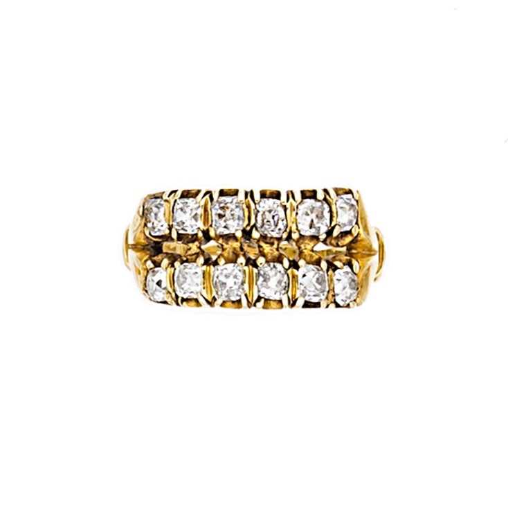 Lot 66 - A diamond set ring