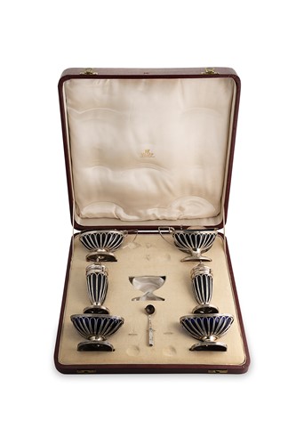 Lot 524 - A George V silver 6-piece cruet set