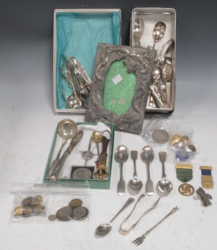 Lot 395 - A 9ct gold golf club medal, 2 scouting badges...