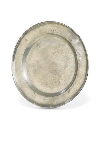 Lot 415 - A larger pewter charger, late 17th or early 18th century