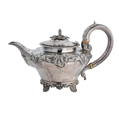 Lot 469 - A William IV silver teapot