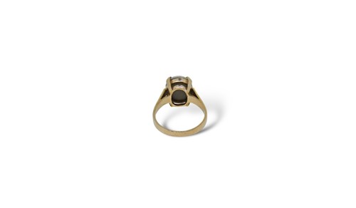 Lot 4 - A 9ct gold opal doublet ring