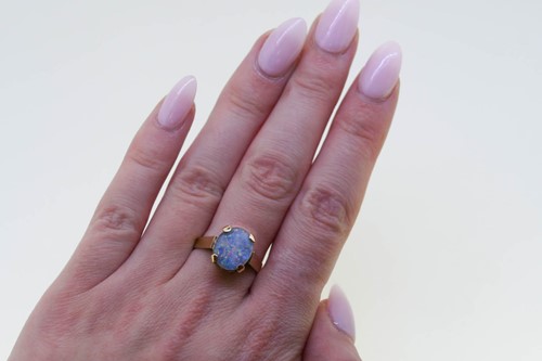 Lot 4 - A 9ct gold opal doublet ring
