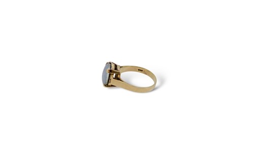 Lot 4 - A 9ct gold opal doublet ring