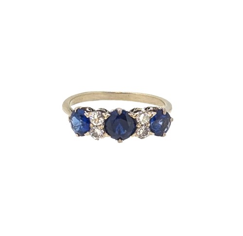 Lot 52 - A sapphire and diamond ring