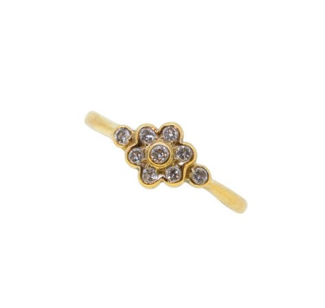 Lot 27 - An 18ct gold diamond set cluster ring