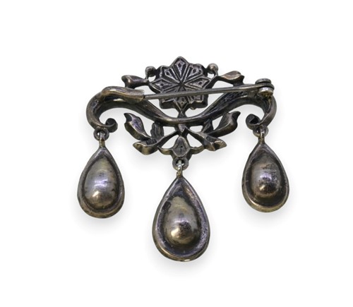 Lot 7 - A Georgian paste brooch