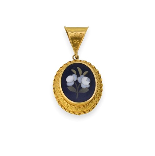 Lot 18 - A pietra dura locket