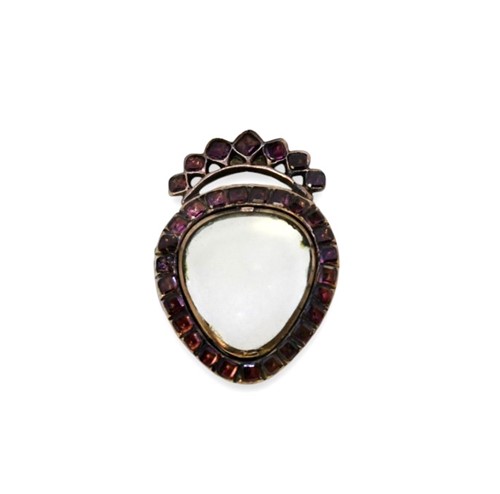 Lot 49 - A Georgian garnet locket