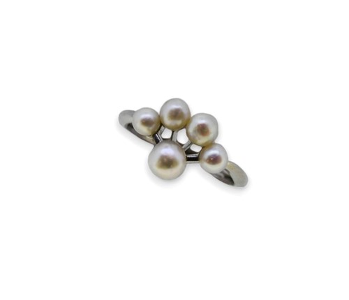 Lot 31 - A cultured pearl dress ring