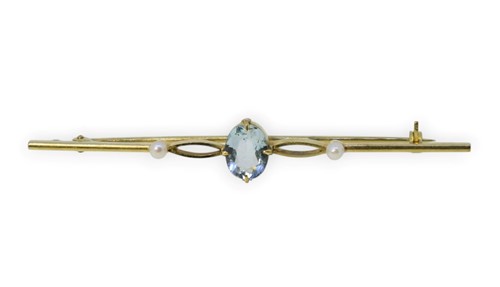 Lot 41 - An aquamarine and seed pearl bar brooch