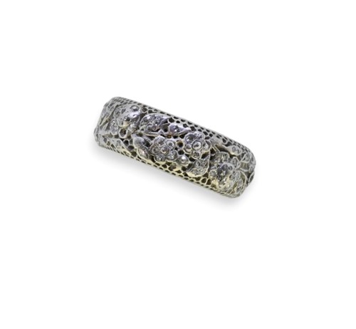 Lot 26 - A diamond set hinged ring