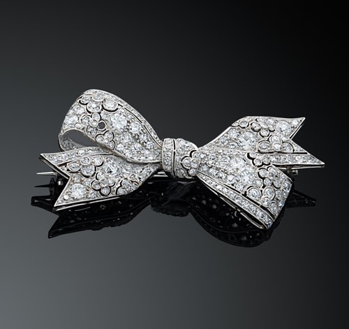 Lot 188 - An early 20th century diamond set bow brooch