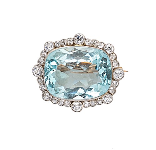 Lot 170 - An early 20th century aquamarine and diamond brooch