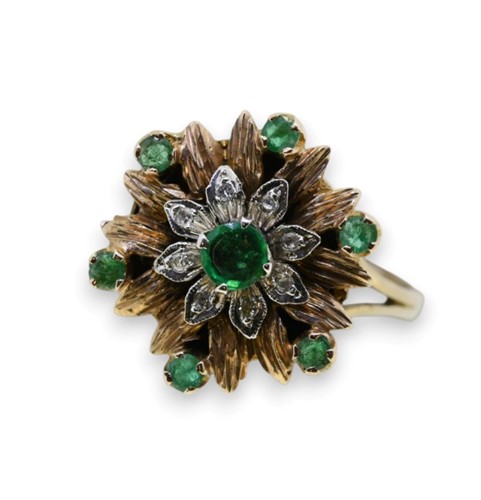 Lot 57 - An emerald and diamond set cluster ring