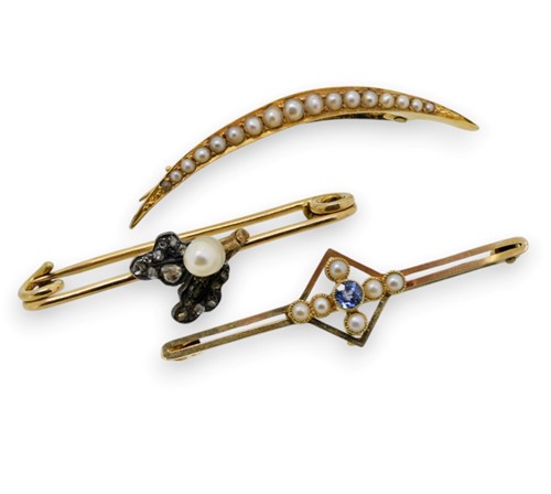 Lot 53 - A trio of brooches