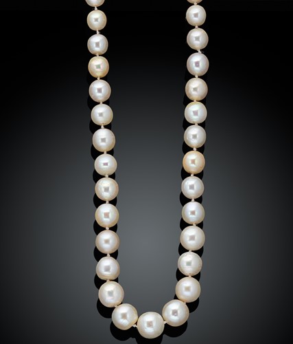 Lot 194 - A natural saltwater pearl necklace