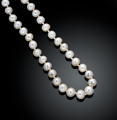 Lot 192 - A natural saltwater pearl necklace