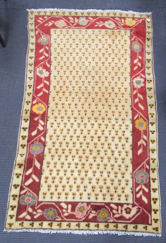 Lot 782 - A vintage Ushak rug, 152 x 93cm