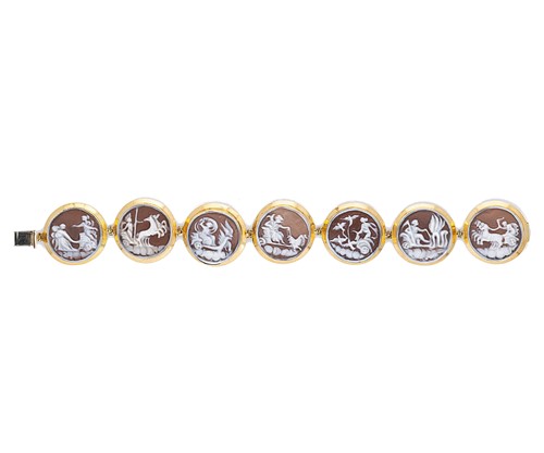 Lot 24 - A Victorian shell cameo bracelet