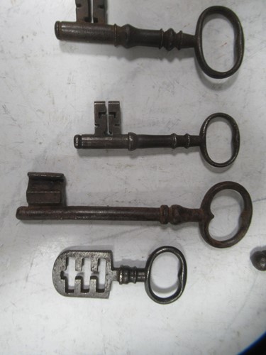 Lot 187 - A collection of 19th century keys, 16cm and...