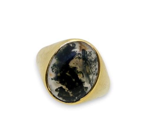 Lot 78 - A moss agate signet ring