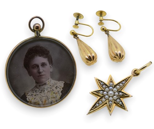 Lot 51 - A locket, together with a pair of ear pendants and a pendant